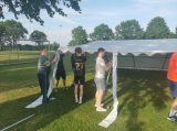 Opbouwen tent op sportpark 'Het Springer' (dag 2) (8/43)